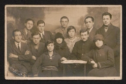 Série de photographies de jeunes gens se destinant à l'immigration en Palestine - Un groupe de jeunes gens à Radom  datée du 2 décembre 1922
