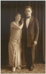 Couple élégant, femme portant une tiare (1924)