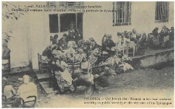 Photographie de femmes juives écoutant l'Office à la porte de la Synagogue, à Salonique