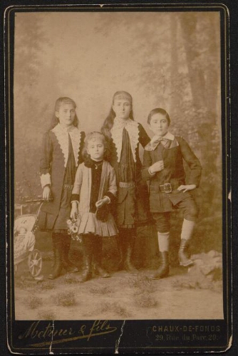 Photographie de quatre jeunes enfants, en tenue élégante, non datée