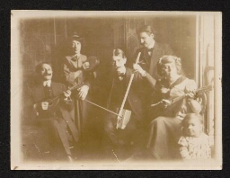 Photographie d'un groupe de musiciens, non datée