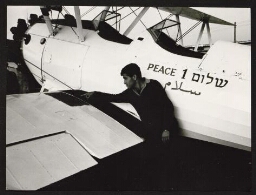 Abie Nathan devant son avion le "Shalom 1"