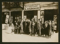 Photographie d'adolescents juifs devant la devanture d'un magasin "M. Goldknopf"