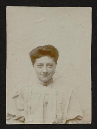 Portrait d'une jeune fille, cheveux relevés, portant une blouse blanche, non datée