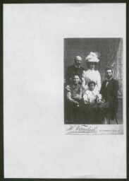Copie d'une photographie de famille, deux femmes, deux hommes et un enfant, non datée