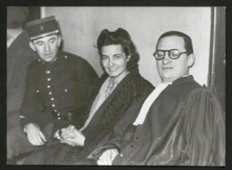 Photographie du procès Petiot. Policier, juge d'instruction et Mme Petiot souriant