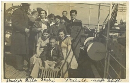 Szella Momderer et ses amis de Bratislava en route pour la Palestine sur le pont du Gallilea  (19 avril 1935)