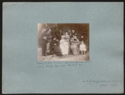 Photographie de la famille Naquet et de leurs alliés, sur une terrasse ou dans un jardin (14 juillet 1879 ou 1878)