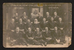 Photographie d'une assemblée d'hommes, en trois rangées, posant devant le photographe, datée du 29 octobre 1925