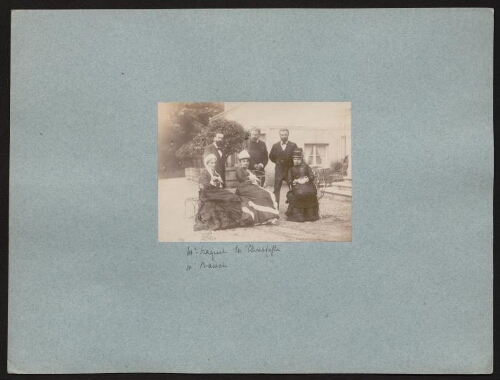 Photographie de Marie Naquet, de son époux Paul Christofle avec deux hommes debout et deux femmes en robe sombre, assises, non datée (14 juillet 1879 ou 1880)