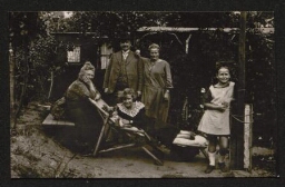 Photographie d'une famille dans un jardin, non datée