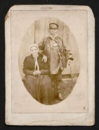 "Mes parents, L. Gros", photographie d'un couple âgé (1897)