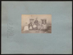 Photographie de Henri Naquet, son épouse, sa sœur Pauline avec deux autres  femmes, un homme,  deux jeunes enfants sur une terrasse (14 juillet 1879 ou 1880)