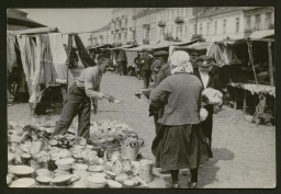Un homme vend une louche sur le marché de Plotsk