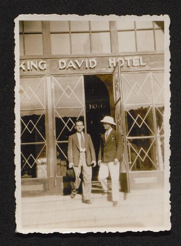 Photographie de deux hommes devant le King David Hôtel