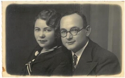 Couple souriant, homme à lunettes (1934)
