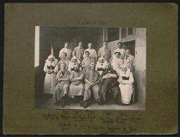 Photographie d'une promotion de médecins et infirmières, dont des sœurs catholiques (été 1911)
