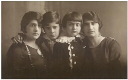 Deux femmes et deux enfants à Varsovie 