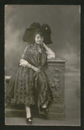 Photographie de Johanna Lévy de Haguenau, en costume alsacien