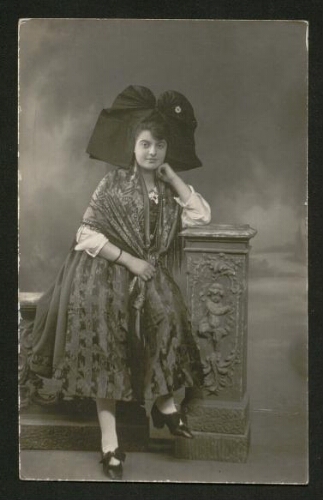 Photographie de Johanna Lévy de Haguenau, en costume alsacien