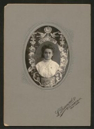 Portrait d'une jeune fille portant un large cœur en pendentif, daté de l'année 1907