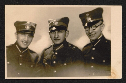 Série de photographies de jeunes gens se destinant à l'immigration en Palestine - Photographie de trois jeunes hommes en costume militaire, datée du 9 mai 1937
