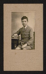 Portrait d'un écolier assis, daté d'octobre 1921
