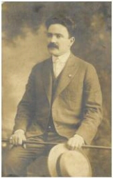 Homme à veston et chapeau (1917)