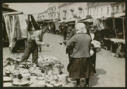 Un homme vend une louche sur le marché de Plotsk (double)