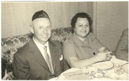 Couple attablé, souriant lors de la fête de Pessach (1957)