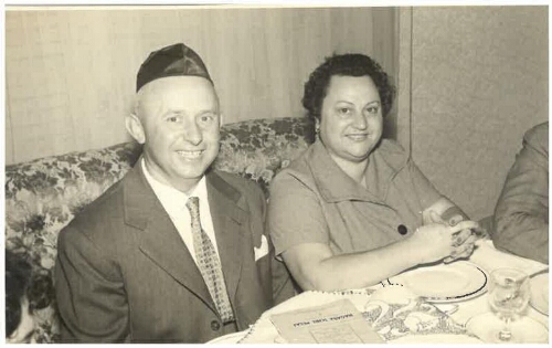 Couple attablé, souriant lors de la fête de Pessach (1957)