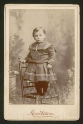 Portrait d'un petit enfant, debout sur une chaise, non daté